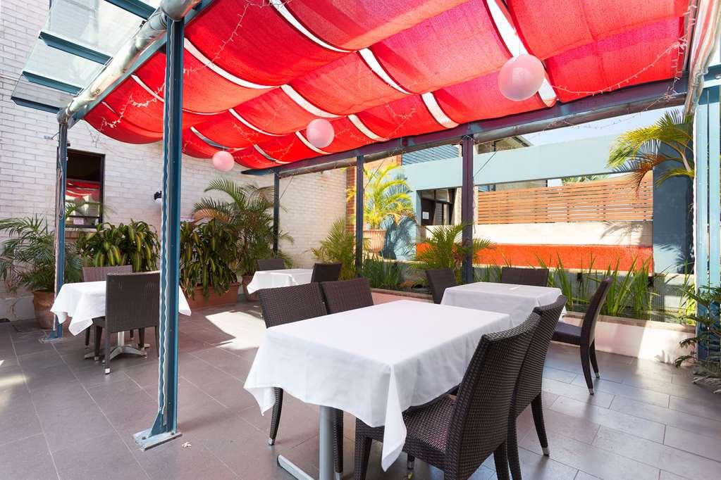 فندق Ramada By Wyndham Brisbane Windsor المطعم الصورة