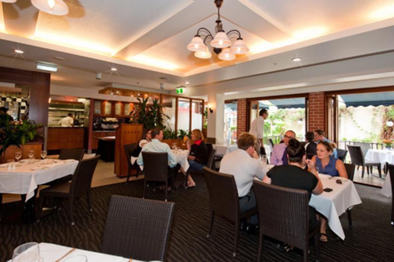 فندق Ramada By Wyndham Brisbane Windsor المطعم الصورة